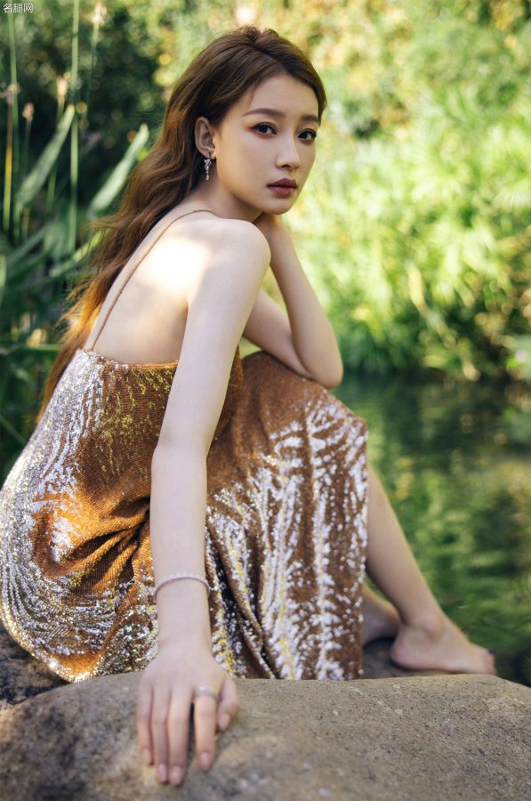 女明星孙怡穿吊带露背礼服光脚在河边拍照(3/8)