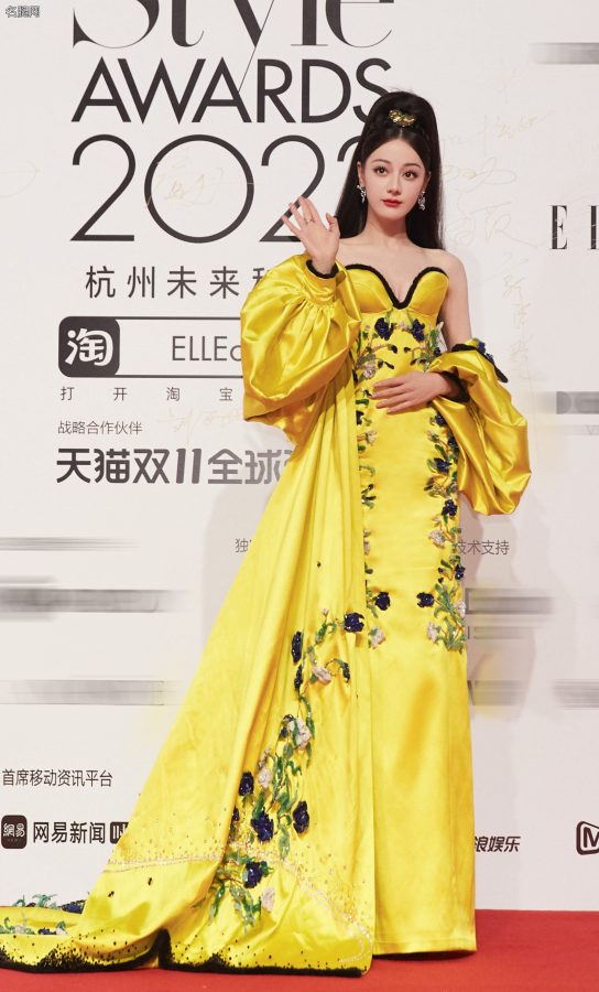 迪丽热巴穿深V曳地礼服秀事业线气质华贵(17/17)