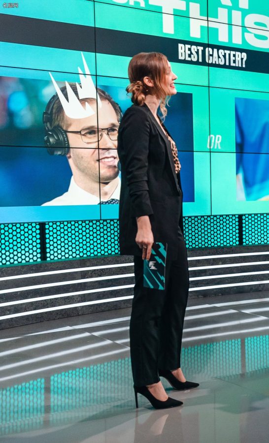女主持人Sjokz (Eefje Depoortere)穿尖头细高跟亮鞋底(6/7)