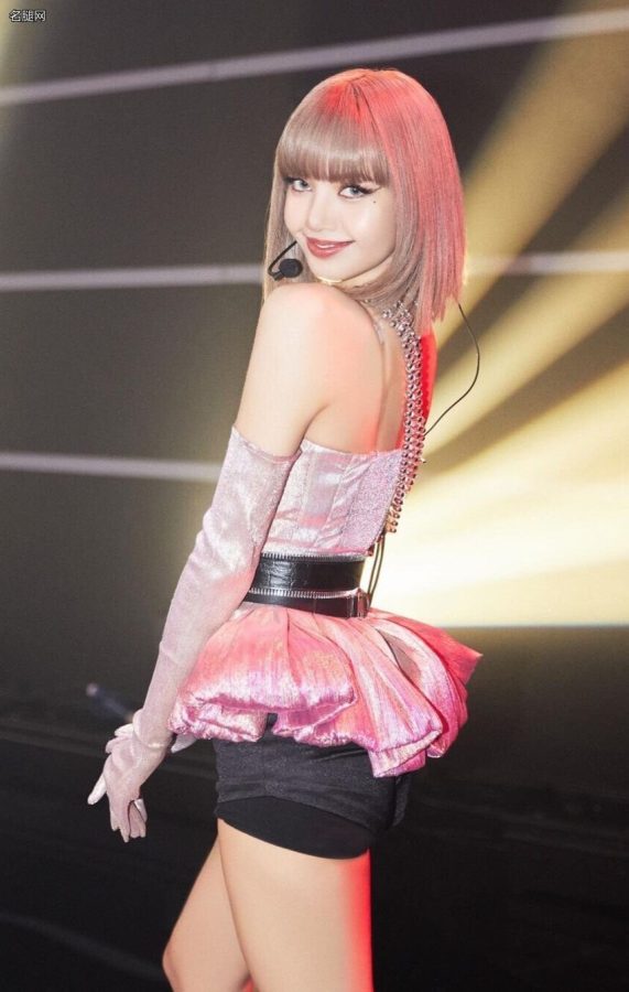 BLACKPINK成员LISA充满独特魅力展现迷人长腿(2/2)