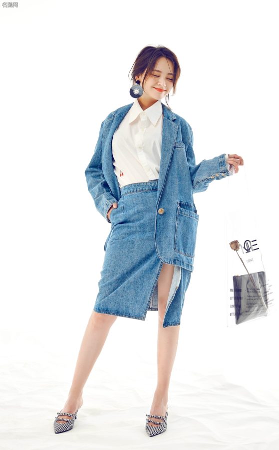 女演员邓莎光着玉足拍摄时尚写真(2/2)