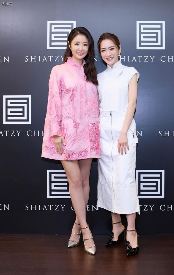 林心如成熟感美腿踩细高跟现身商业活动(5/12)