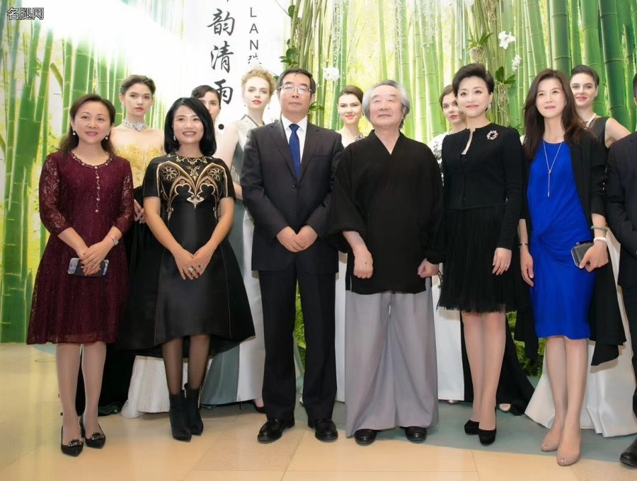 女主持人杨澜腿穿丝袜高跟出席LAN珠宝品牌活动(6/10)