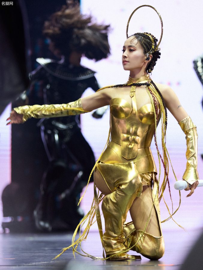 蔡依林变身成为女王座黄金圣斗士露肉丝大腿(23/44)