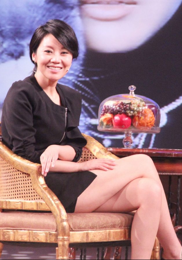 闫妮录制《非常静距离》展现成熟魅力的长腿(6/15)