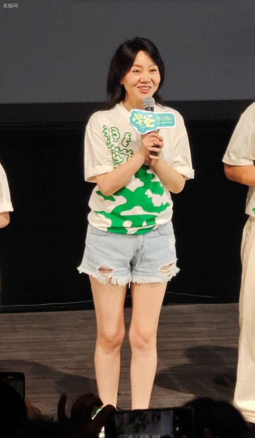 闫妮破洞牛仔热裤里成熟迷人的美腿(10/11)