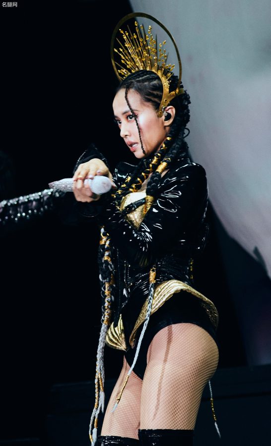 蔡依林演唱会上头顶黄圈造型惊艳，肉丝网纹丝袜包裹紧实美腿(6/26)