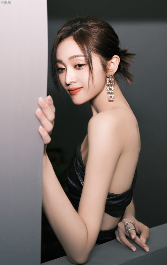 吴宣仪穿抹胸小黑裙秀长腿美背表情勾人(4/5)