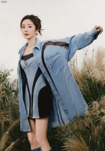 杨幂美腿穿细高跟长靴在一片草丛中展现青春活力气息