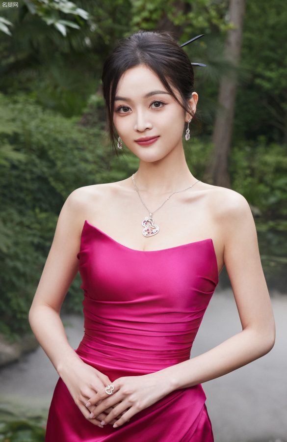 吴宣仪身穿紫色低胸开叉礼服，一双长腿玉足踩细跟凉鞋气质高贵(9/14)