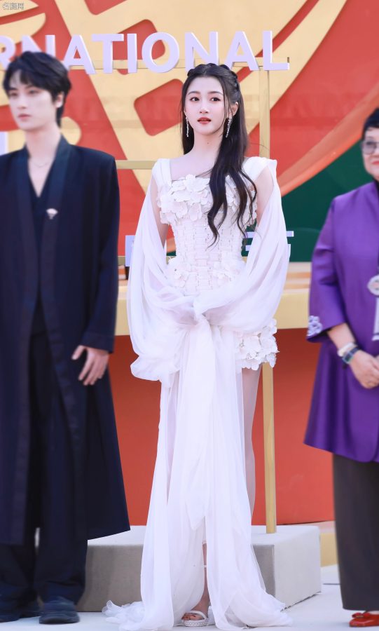 关晓彤美妙长腿踩白色一字带凉高跟出席北京国际电影节开幕式(8/9)