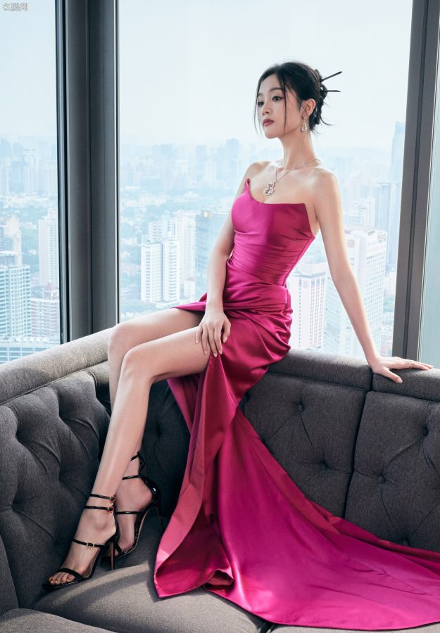 吴宣仪身穿紫色低胸开叉礼服，一双长腿玉足踩细跟凉鞋气质高贵(1/14)