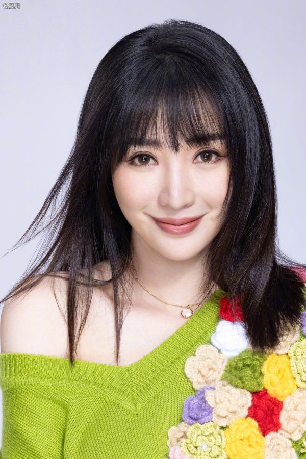 美女主持人柳岩洁白美腿踩尖头高跟拍摄棚拍写真(8/9)