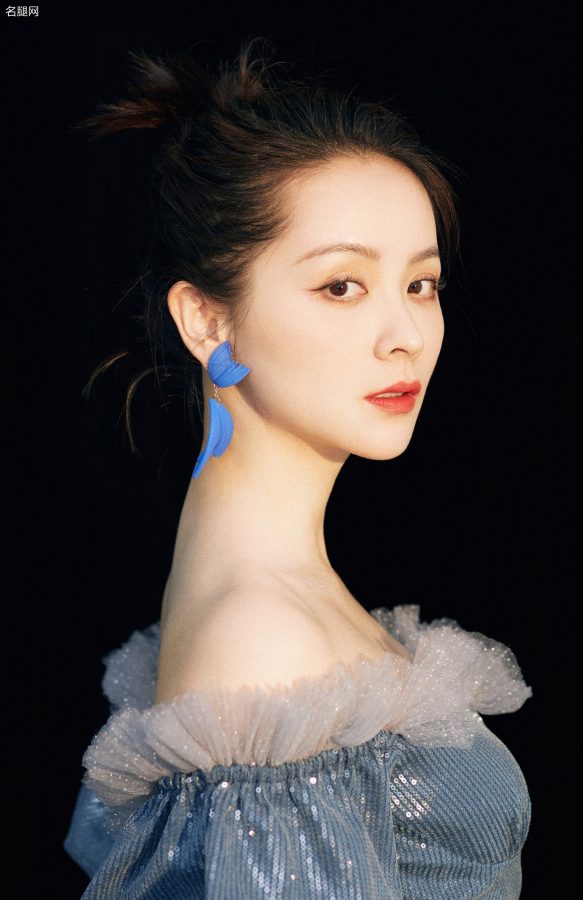 美女明星邓莎穿开衩裙玉腿美足为杂志拍摄魅力大片(6/7)