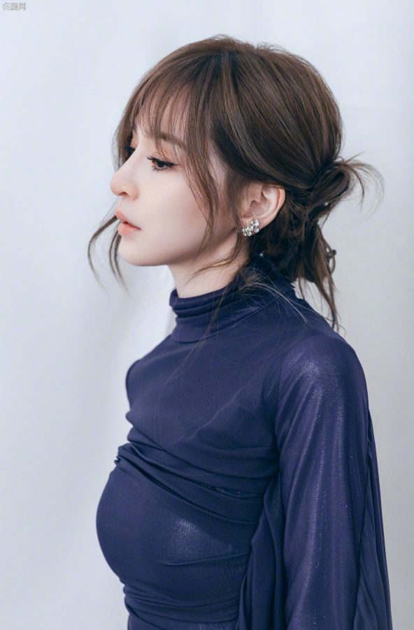 王心凌身穿柔软纱裙展现苗条身穿细长腿(7/10)