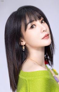 美女主持人柳岩洁白美腿踩尖头高跟拍摄棚拍写真