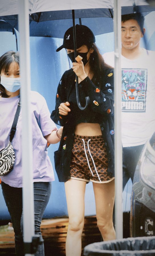 杨幂穿小短裤外出展露笔直纤细的筷子腿(2/4)