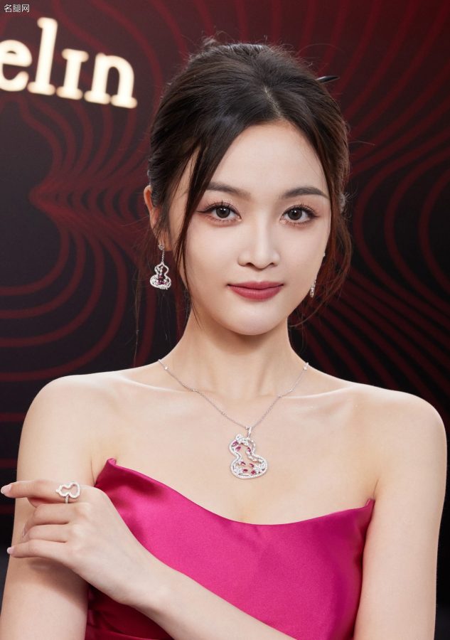 吴宣仪身穿紫色低胸开叉礼服，一双长腿玉足踩细跟凉鞋气质高贵(14/14)