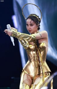 蔡依林变身成为女王座黄金圣斗士露肉丝大腿