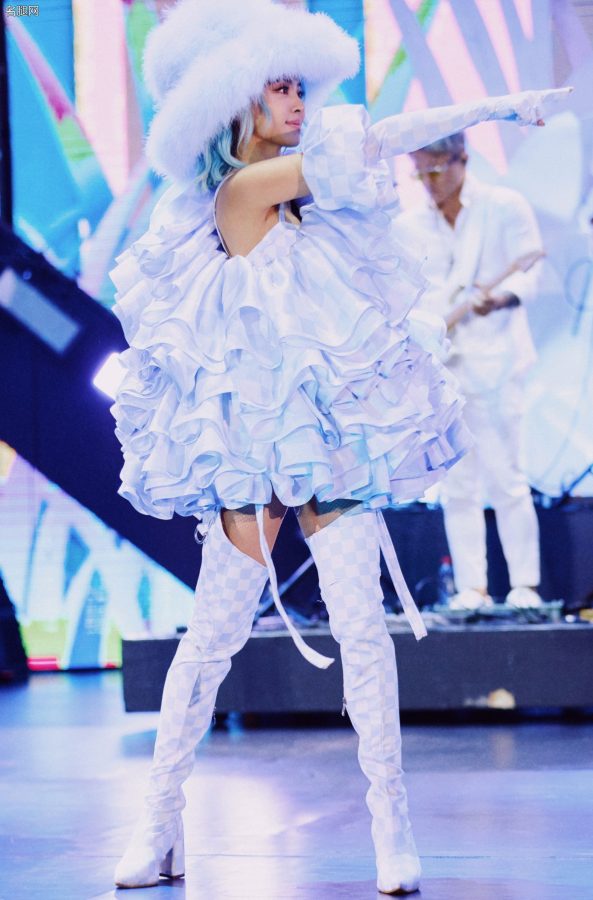 冰雪女王蔡依林演唱会上穿格子内衣短裙搭配格子长靴美丽冻人(31/33)