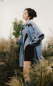 杨幂美腿穿细高跟长靴在一片草丛中展现青春活力气息