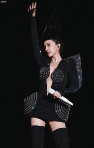 蔡依林穿银色旋纹深V裙腿蹬长靴跟你玩一场野蛮游戏