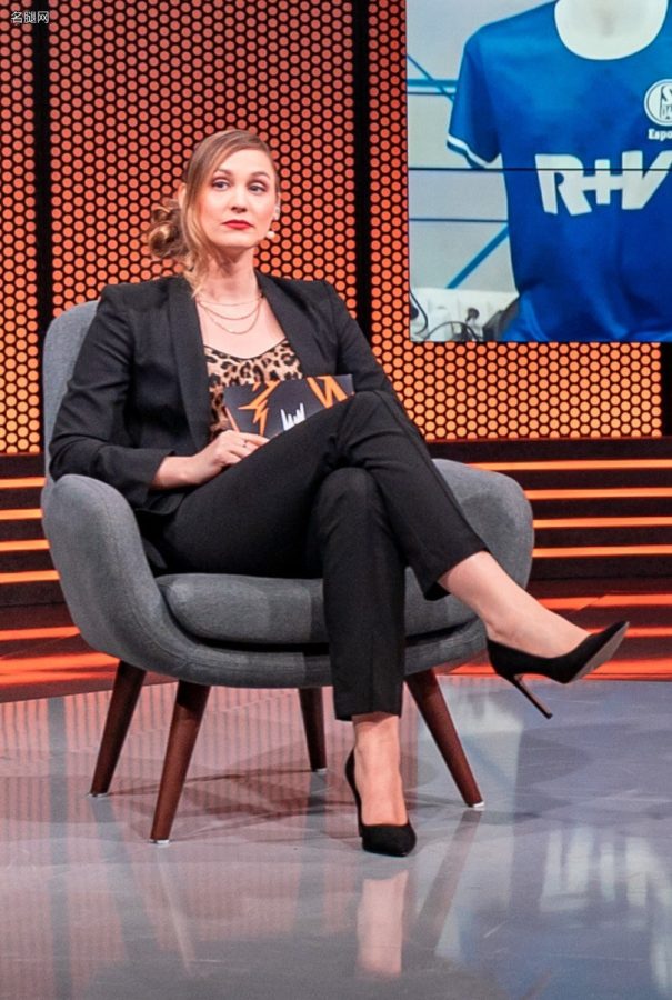 女主持人Sjokz (Eefje Depoortere)穿尖头细高跟亮鞋底(4/7)