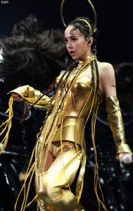 蔡依林变身成为女王座黄金圣斗士露肉丝大腿