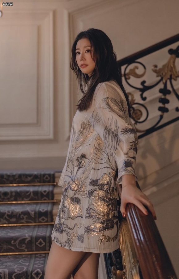 林心如在豪宅楼梯上大秀漂亮的长腿(2/5)