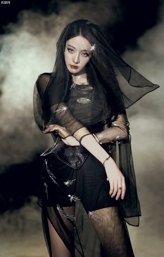 暗夜女王迪丽热巴一条腿穿短筒黑丝一条腿在薄纱内若隐若现(9/19)