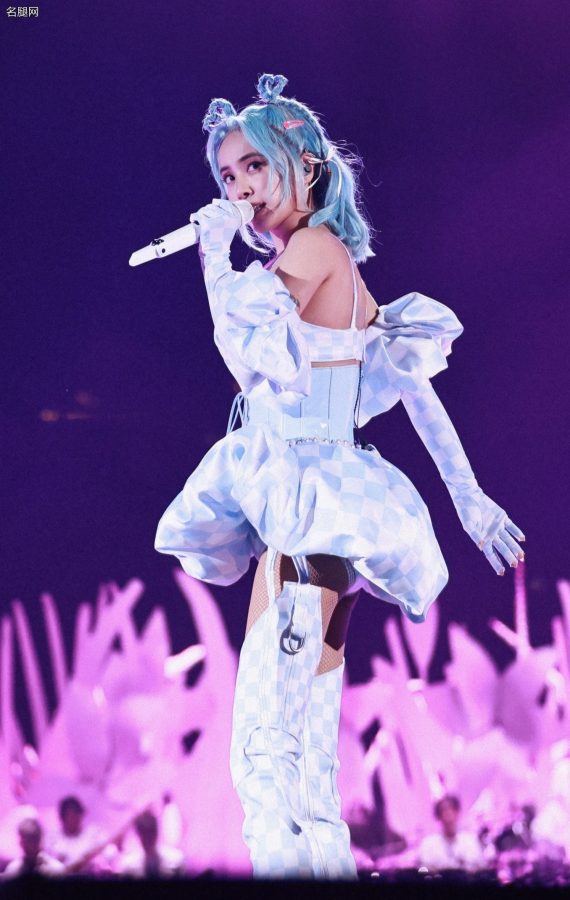 冰雪女王蔡依林演唱会上穿格子内衣短裙搭配格子长靴美丽冻人(17/33)