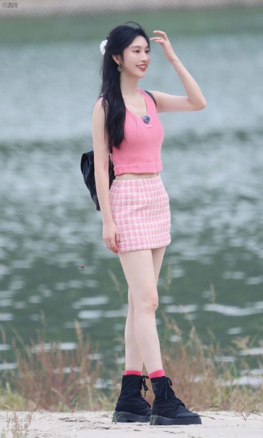 高挑白净的美女张俪短裙细腿美照(1/10)