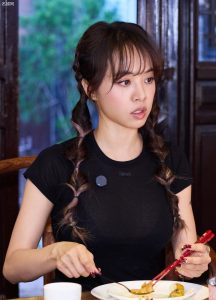 蔡依林双马尾造型可爱牛仔短裤玉腿纤细