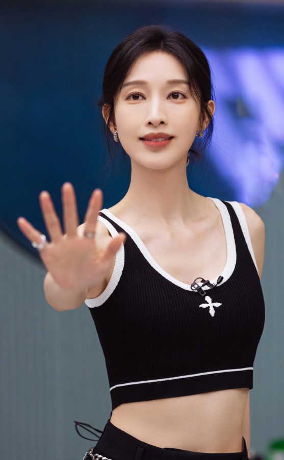 张俪打扮清爽甜美一双长腿光洁无瑕(5/5)