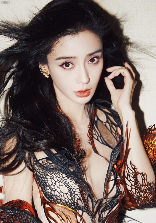 美艳女战神Angelababy薄翼长裙美腿半露(1/14)