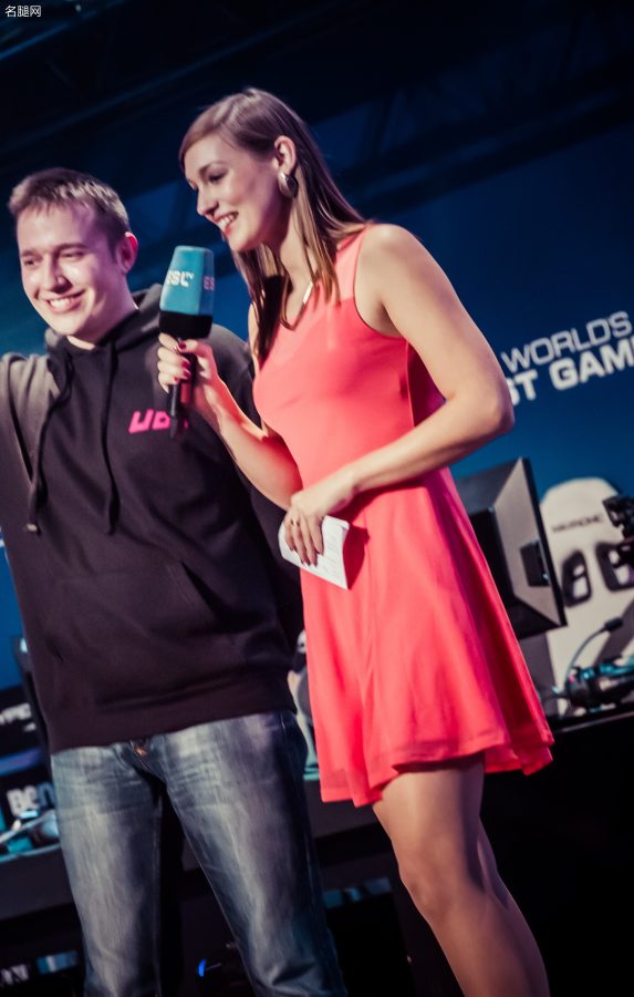 腿穿丝袜的Sjokz (Eefje Depoortere)主持电竞比赛(3/3)