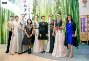 女主持人杨澜腿穿丝袜高跟出席LAN珠宝品牌活动