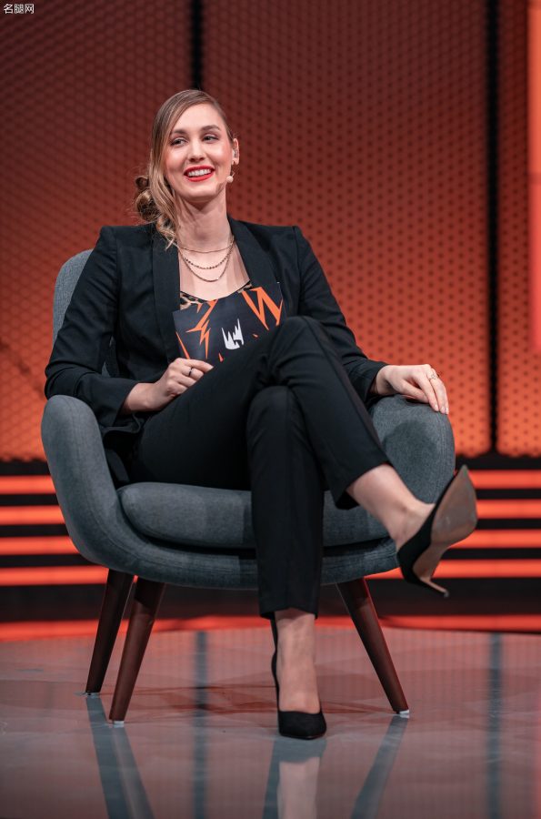 女主持人Sjokz (Eefje Depoortere)穿尖头细高跟亮鞋底(1/7)