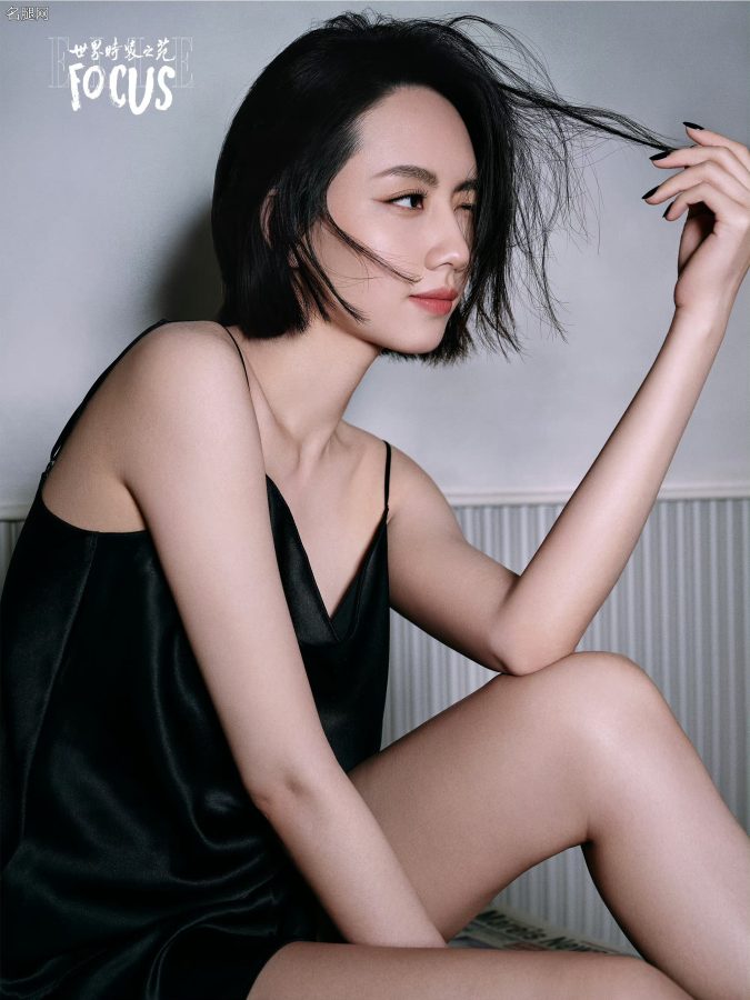 《世界时装之苑》杂志刘惜君解开西装秀出蕾丝文胸(4/8)