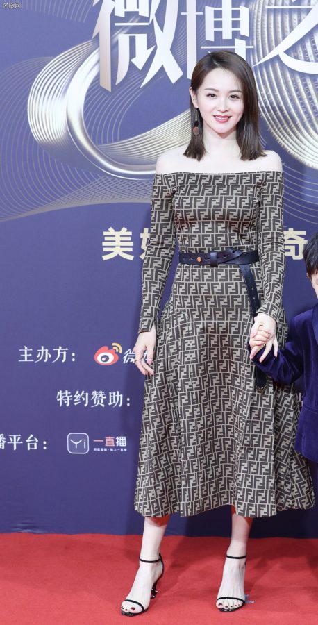 邓莎玉足踩一字带凉鞋出席微博之夜红毯(1/5)