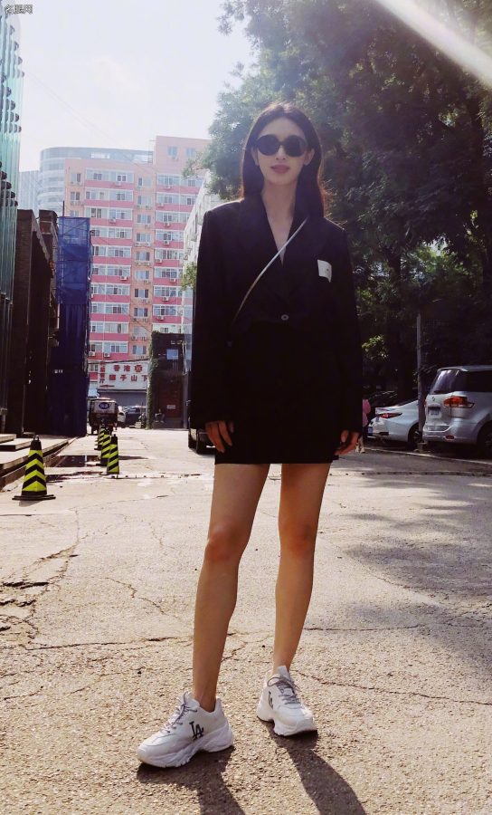 张俪穿运动鞋站在街头美腿笔直(1/3)