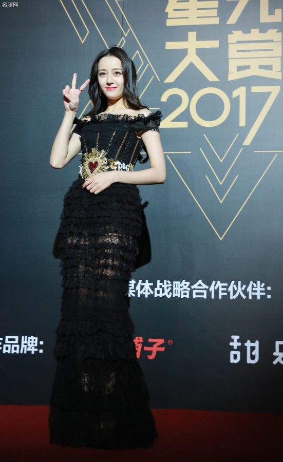星光大赏红毯迪丽热巴穿半透黑裙脚踩一字带高跟走红毯(6/10)