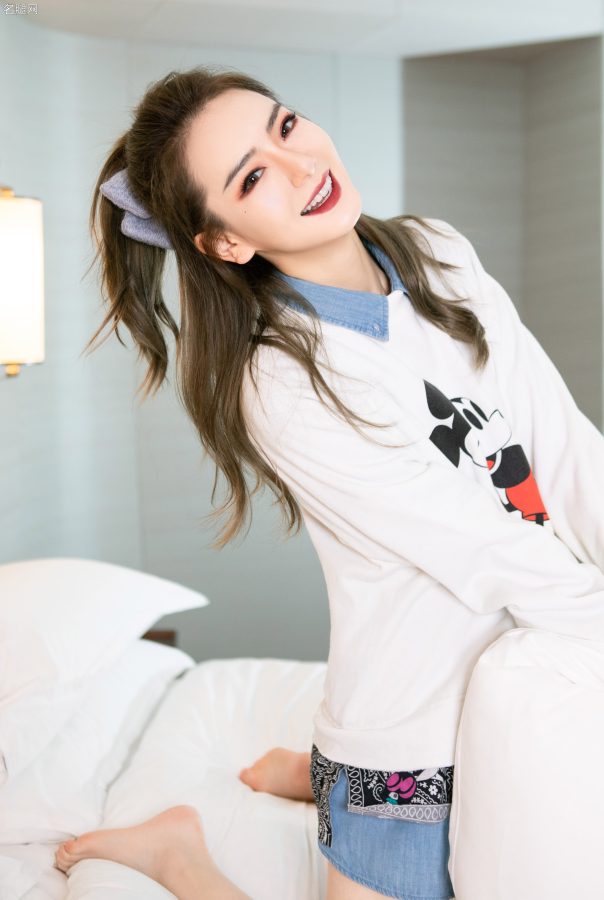 戚薇穿米奇图案衣服跪在白色床单上拍照(2/8)