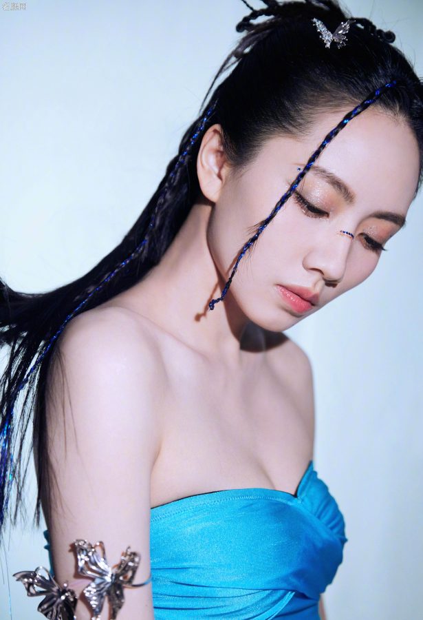身穿紧身蓝裙的独特魅力女孩刘惜君开始秀沟了(3/8)