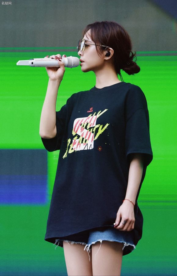 美女歌手蔡依林短裤美腿登台前拍好看的靓照(9/11)