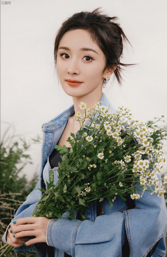 杨幂美腿穿细高跟长靴在一片草丛中展现青春活力气息(12/12)