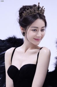 迪丽热巴化身成为一只美丽的白天鹅，这双天鹅腿也太好看了