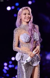 蔡依林这次是女神雅典娜穿连体紧身衣激情献唱