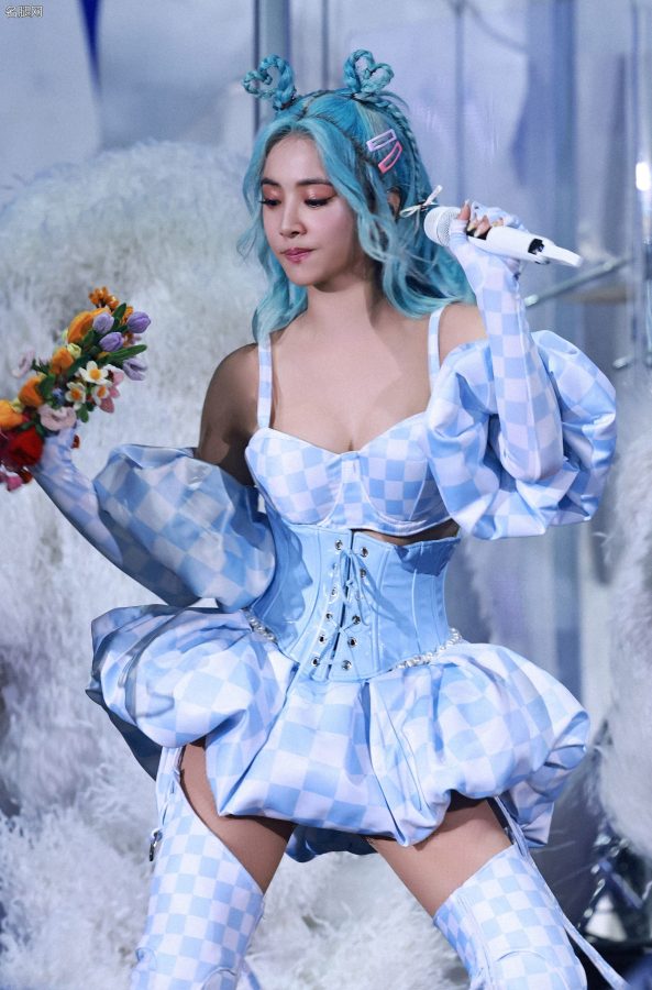 冰雪女王蔡依林演唱会上穿格子内衣短裙搭配格子长靴美丽冻人(11/33)