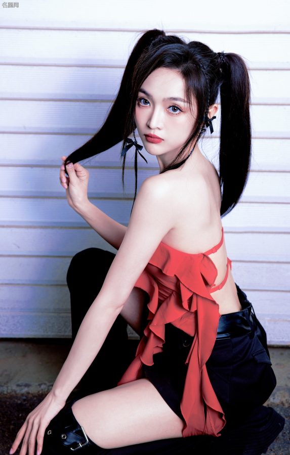 《所向披靡的我们》吴宣仪双马尾造型美腿白嫩(2/12)